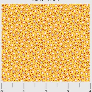 以下が含まれることがあります： 小さな白い花と赤い葉の繰り返しパターンが施された黄色の生地。生地は微妙な質感で、少し色あせているように見える。