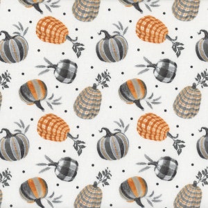Könnte beinhalten: Ein weißer Hintergrund mit einem sich wiederholenden Muster aus grauen, orangefarbenen und schwarzen karierten Kürbissen. Die Kürbisse sind in verschiedenen Größen und in einem zufälligen Muster angeordnet.