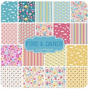 Pu&ograve; includere: Una collezione di 12 quadrati di tessuto con vari motivi, tra cui gufi, fiori e disegni a nido d'ape. I quadrati di tessuto sono disposti a griglia e hanno uno sfondo blu chiaro con accenti rosa, gialli e verdi. Il testo "FINE & DANDY by Lori Whitlock" &egrave; visualizzato su uno stendardo blu al centro dell'immagine.