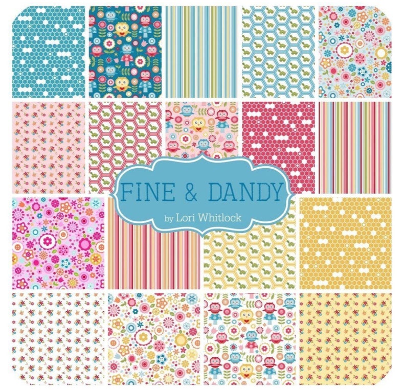 Pu&ograve; includere: Una collezione di 12 quadrati di tessuto con vari motivi, tra cui gufi, fiori e disegni a nido d'ape. I quadrati di tessuto sono disposti a griglia e hanno uno sfondo blu chiaro con accenti rosa, gialli e verdi. Il testo "FINE & DANDY by Lori Whitlock" &egrave; visualizzato su uno stendardo blu al centro dell'immagine.