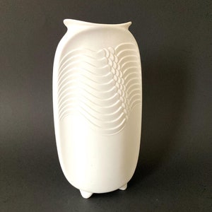 AK Kaiser W Germany, White Biscuit Porcelain Vase, Design Manfred Frey, Pattern 677, Vintage Mid Century German Porzellan