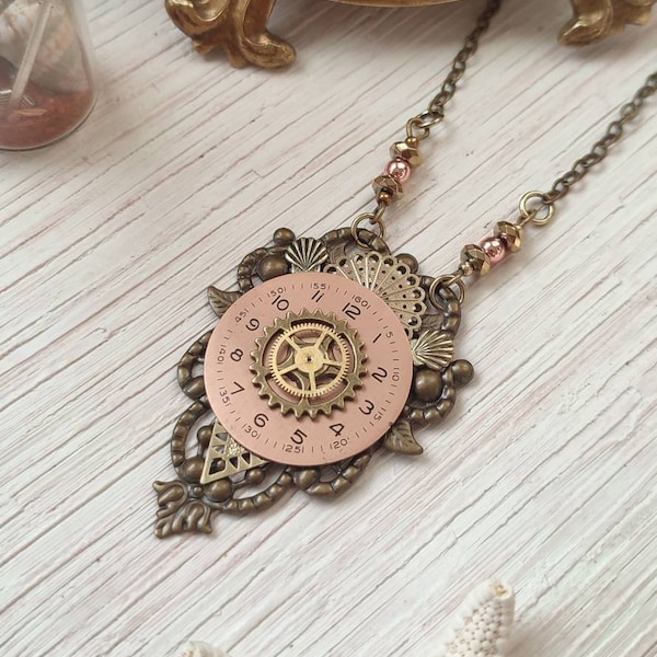 Collier Talisman pendentif Steampunk esprit Elfique fantastique retro-futuriste cadran de montre de 1970 et pierre semi précieuse d'Hématite