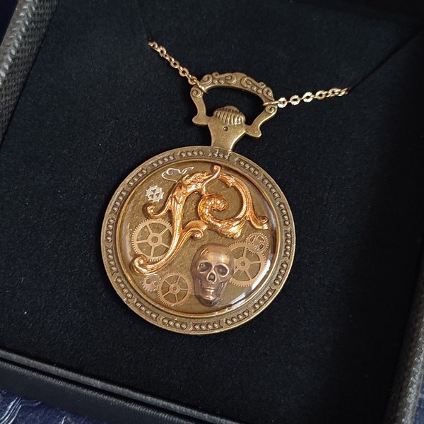 pendentif montre crâne et ornement