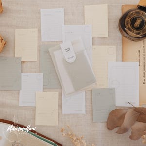 Paquetes de papel con motivos florales: reseñas de libros o películas, listas de tareas pendientes y tarjetas de memoria para llevar un diario y conservar recuerdos