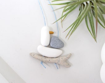 Möwe mit Brandung Halskette, Möwe Schmuck, Schmuck am Meer, Vogel Halskette, Polymer Clay Möwe, moderner Schmuck, Clay Marine Halskette