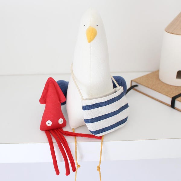 Möve mit Tasche und Tintenfisch, Sammler Spielzeug, Möve Mine, Möve Spielzeug, Kuscheltier, Seevogel, Stofftier, Möve, DECORNERHOME