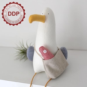 Möve mit Tasche und Sardine, Sammler Spielzeug, Möve Mine, Möve Spielzeug, Kuscheltier, Seevogel, Stofftier, Möve, DECORNERHOME