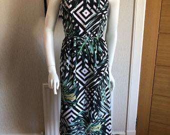 Reducido. Vestido ondulado estilo años 50 hecho a mano con hoja de palma y patrón geométrico. Vestido de inspiración vintage. Vestido estampado novedoso. Estilo años 50.