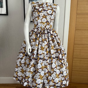 Wunderschönes Kleid im Stil der 1950er Jahre mit Blumendruck und Vollrock. Sommerkleid. Frühlingskleid. Blumen Print Kleid. Vintage Stil Kleid.