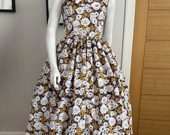 Precioso vestido con falda completa con estampado floral estilo años 50. Vestido de verano. Vestido de primavera. Vestido estampado de flores. Vestido de estilo vintage.