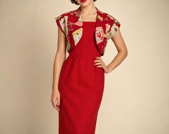 Precioso vestido rosa de algodón ajustado estilo años 50 con chaqueta bolero estampada con la frase "Chez Paris". Vestido hecho a mano. Vestido de estilo vintage.