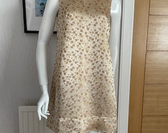 Vestido recto original de los años 60, color champán dorado. Vestido floral. Vestido hecho a mano. Vestido de novia. Vestido de novia vintage. Vestido dorado.