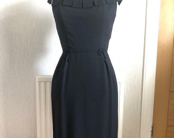 Vestido ajustado de los años 50: silueta vintage de reloj de arena con flecos estilo lavado de autos.