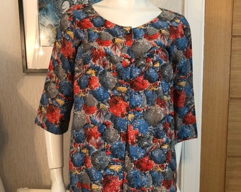 Conjunto de playa con estampado novedoso de los años 40: pantalones cortos y pareo de auténtico estilo vintage.