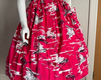 Jupe à imprimé fantaisie voilier des années 50/60 par Swirla Skirt. Jupe d'été. Jupe boutonnée. Jupe rose. jupe en coton vintage. Imprimé coton.