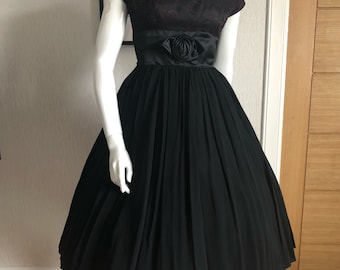 REDUCIDO Vestido original de gasa y satén negro de los años 50 con corpiño de encaje vino
