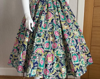 Impresionante falda amplia con capas y estampado novedoso de flores y fauna estilo años 50. Falda estampada de algodón. Falda con estampado novedoso.