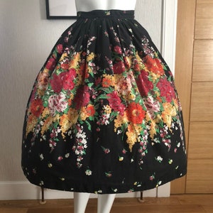 Original 1950s novelty floral print full skirt. True vintage skirt. Novelty skirt.  Floral novelty print.