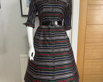 Vestido original de rayas de colores, con botones y cuello alto, de los años 50. Vestido de rayas multicolor.