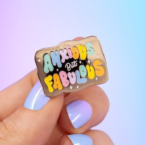 Pin de esmalte ansioso pero fabuloso / pin de letras de arcoíris con mensaje motivacional / cita motivacional de salud mental decorativa / accesorio para chaqueta