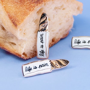 Pin de esmalte con forma de baguette "La vida es dolor" / pin con letras de baguette de pain francesas / lindo broche de estilo parisino / accesorio de chaqueta para ella para él