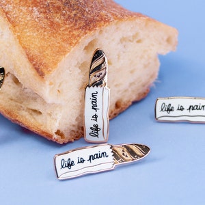 Épingle baguette en émail La vie, c'est de la douleur | lettrage pain français | Adorable accessoire souvenir parisien