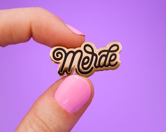 Merde Anstecknadel |französische Beleidigung niedliche Gold und Weiß Brosche| witziges Schimpfwort zum tragen an jacke oder tasche scherz schriftzug jacke geschenk für ihn für sie