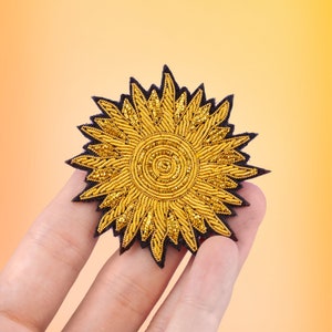 Broche brodée main soleil | beau bijoux pour amoureux de la nature broche en fil d'or | manteau veste accessoire celestial | cadeau pour elle sunset shine