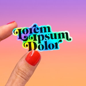 Könnte beinhalten: Ein regenbogenfarbener holografischer Aufkleber mit dem Text "Lorem Ipsum Dolor" in Schwarz.
