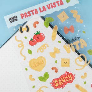 Pode incluir: Folha de adesivos transparente com ilustrações temáticas de massa. Inclui imagens de tomates, formatos de massa e as frases "Pasta La Vista", "La Dolce Vita", "Carbs" e "Saucy". Desenhado por Joanna Behar.