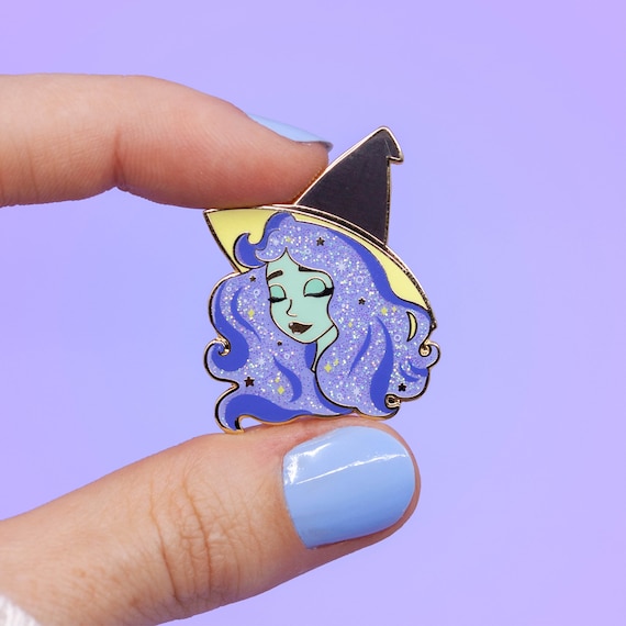 Broche en émail de sorcière broche cheveux violet sorcellerie cheveux roses  witchy vibes énergie épingle magique rêveuse cheveux scintillants pastel  goth halloween -  France