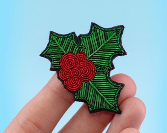 SOLDES Holly Broche brodée à la main | Broche saisonnière pour amoureux de la nature | manteau accessoire veste d'hiver | offrez-lui des vacances pour les amoureux de la nature