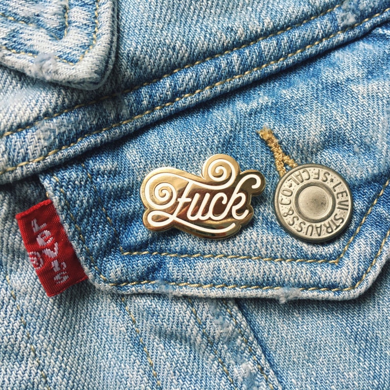 Pin's Fuck broche drole en anglais insulte rigolote cadeau pins gros mot White & gold