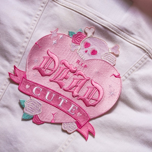 Patch arrière Dead Cute XL | Veste Backpatch | Patch de sorcière pastel | Crâne et coeur kawai roses scintillantes | style gothique pastel brodé