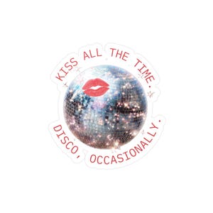 Könnte beinhalten: Ein Aufkleber mit einer Discokugel und einem Paar roter Lippen in der Mitte. Der Text "KISS ALL THE TIME. DISCO, OCCASIONALLY." ist in Rot um die Discokugel geschrieben.