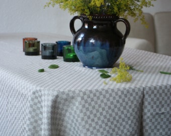 Square jaquard tablecloth made of linen 150 x 150 cm