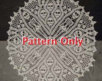 Puede incluir: Un encaje de ganchillo blanco con un patrón de calavera. El encaje es redondo y tiene un delicado diseño de encaje. El texto "Pattern Only" está impreso en rojo en el centro del encaje.