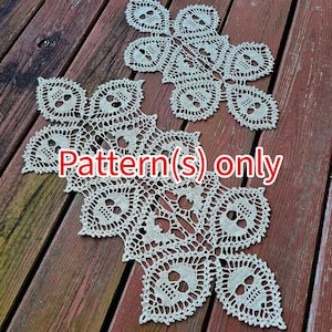 Op de afbeelding: Twee gehaakte onderleggers met een schedelontwerp. De onderleggers zijn beige en hebben een delicaat, ingewikkeld patroon. De tekst "Pattern(s) only" is zichtbaar in de afbeelding.