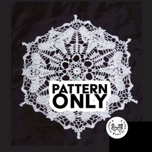 Peut inclure: Un napperon en crochet blanc avec un motif délicat. Le napperon est circulaire et a un centre avec un cercle plus petit. Le texte "PATTERN ONLY" est imprimé sur le napperon.