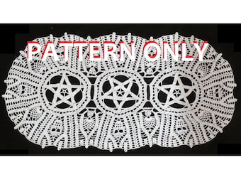 Puede incluir: Un encaje de ganchillo blanco con tres estrellas de cinco puntas en el centro. El encaje tiene un borde festoneado y está hecho con un punto delicado. El texto "PATTERN ONLY" está escrito en letras rojas en la parte superior del encaje.