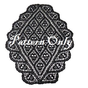 Puede incluir: Doily de crochet negro con un patrón de diamante y un borde festoneado. El doily tiene un texto "Pattern Only" superpuesto.