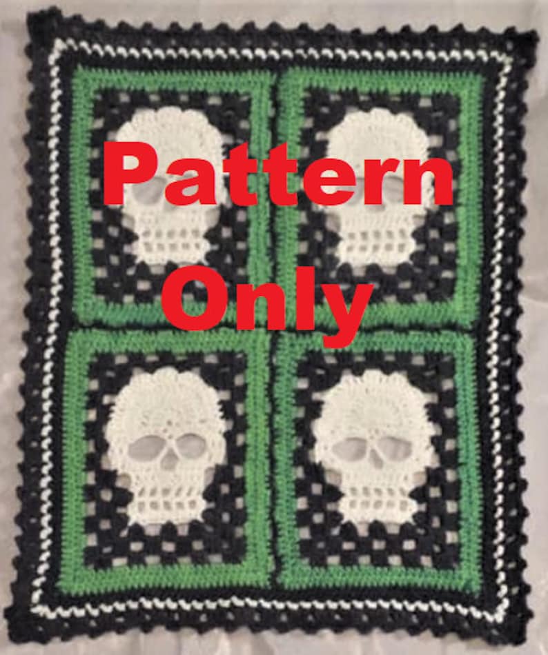 Puede incluir: Una manta de crochet con un esquema de color negro, verde y blanco. La manta presenta cuatro dise&ntilde;os de calaveras en el centro. El texto "Pattern Only" se superpone a la imagen.