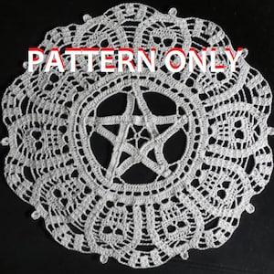 Puede incluir: Un encaje de ganchillo blanco con una estrella de cinco puntas en el centro. El encaje tiene un diseño delicado y de encaje, perfecto para agregar un toque de elegancia a cualquier hogar.