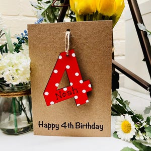 Biglietto di auguri personalizzato per il 4° compleanno - Ricordo in legno n. 4 su un biglietto di auguri di compleanno