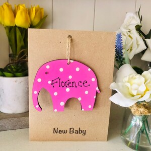 Nouvelle carte d’éléphant de bébé personnalisée avec cadeau souvenir détachable en bois