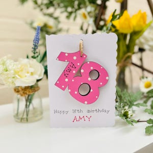 Carte d'anniversaire personnalisée 18e anniversaire - souvenir en bois n° 18 sur une carte d'anniversaire
