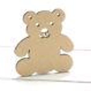 Könnte beinhalten: Holzausschnitt eines Teddybären. Der Bär ist hellbraun und hat ein einfaches, abgerundetes Design mit sichtbaren Augen, Nase und Mund. Die Arme und Beine des Bären sind ebenfalls abgerundet.