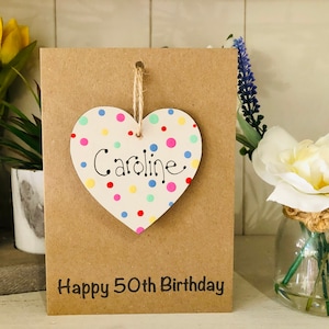 Cœur personnalisé du 50e anniversaire - Souvenir de cœur en bois sur une carte d’anniversaire