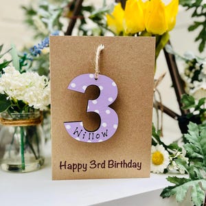 Carte d'anniversaire personnalisée pour le 3e anniversaire - souvenir en bois n° 3 sur une carte d'anniversaire