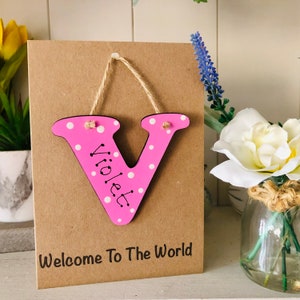 Carte de lettres personnalisée Welcome To The World avec cadeau souvenir détachable en bois